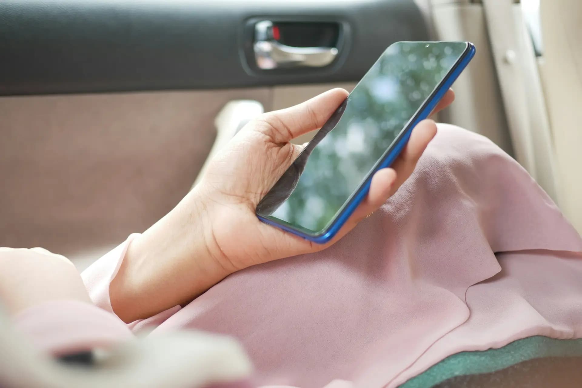 Un client valide son devis sur son téléphone
