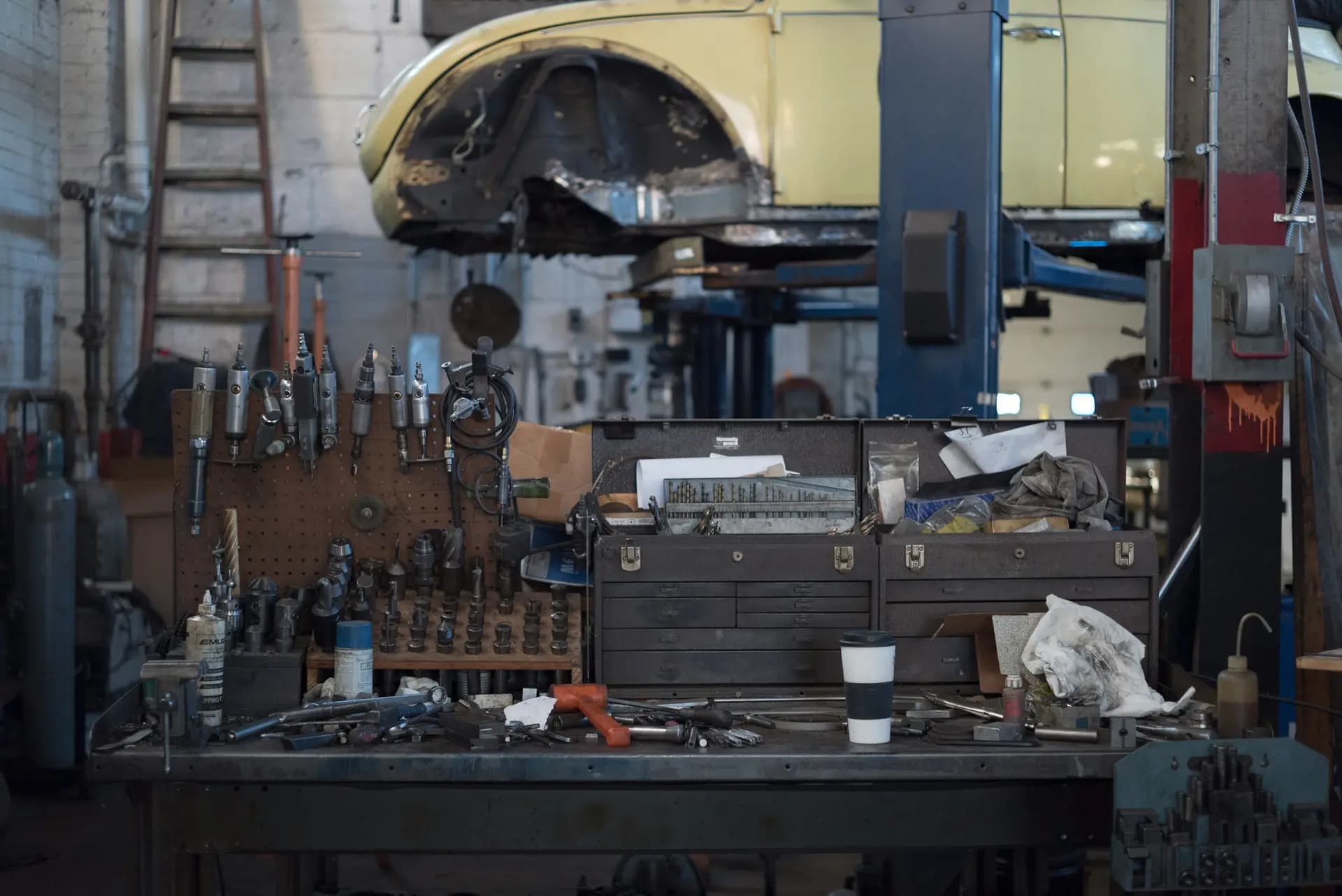 Un établi d'atelier mécanique